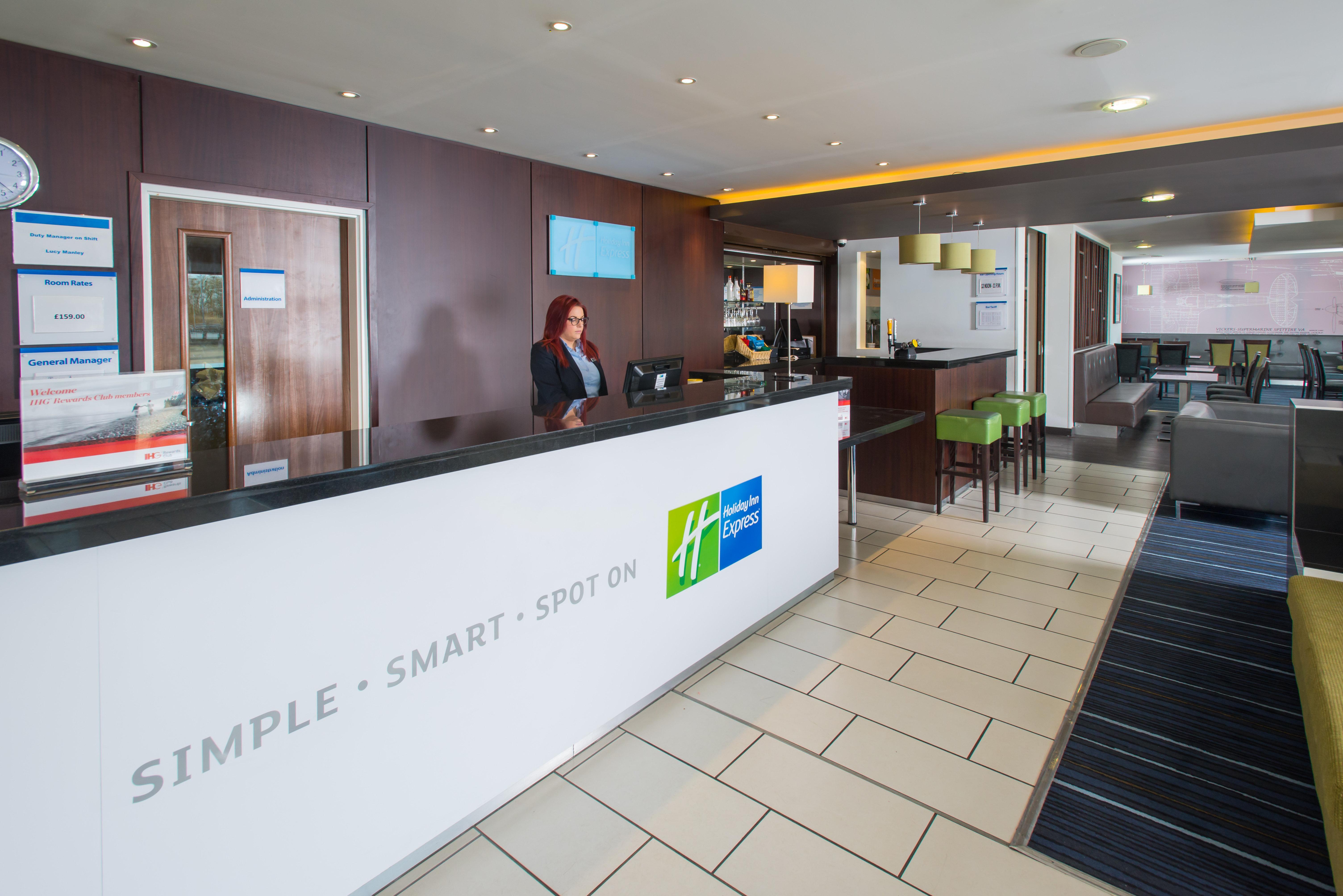 Holiday Inn Express Cambridge Duxford M11 Jct 10 By Ihg Exterior foto