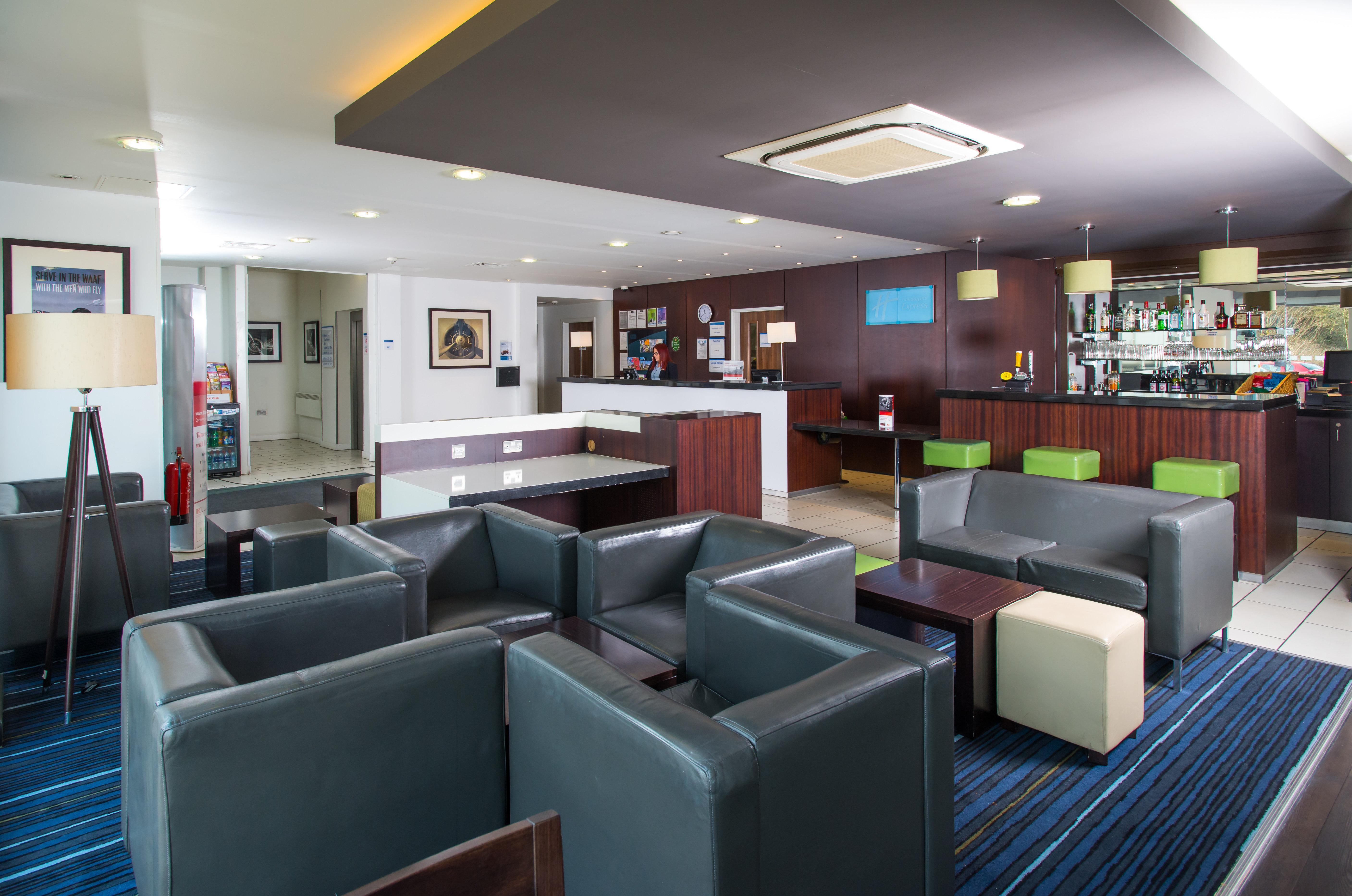 Holiday Inn Express Cambridge Duxford M11 Jct 10 By Ihg Exterior foto